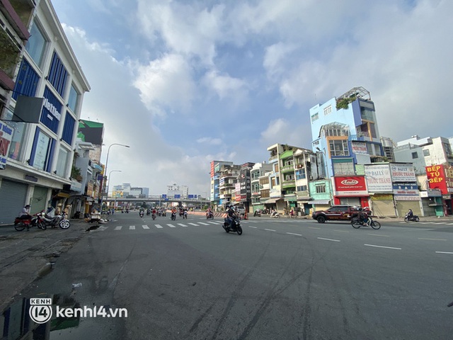 Sài Gòn sáng ngày đầu tiên nới lỏng giãn cách: Hàng quán mở lại nhưng thưa thớt, người dân đổ ra đường đi mua đồ ăn - Ảnh 6.