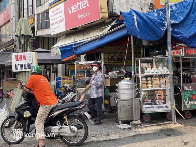 Sài Gòn sáng ngày đầu tiên nới lỏng giãn cách: Hàng quán mở lại nhưng thưa thớt, người dân đổ ra đường đi mua đồ ăn - Ảnh 7.