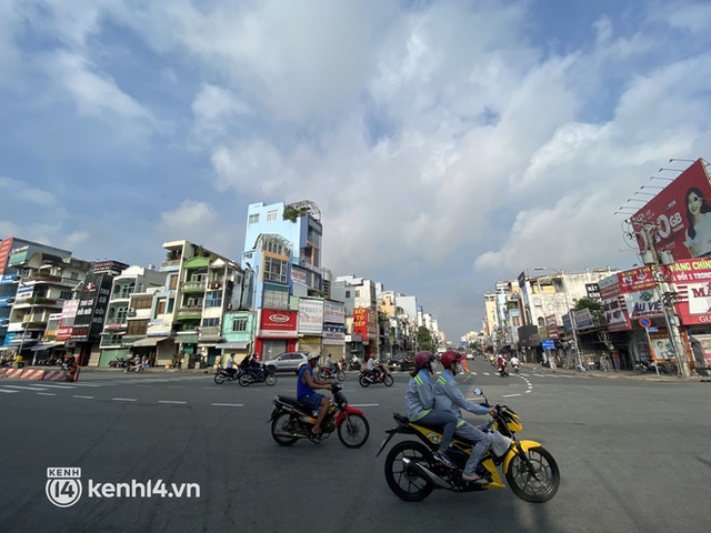 Sài Gòn sáng ngày đầu tiên nới lỏng giãn cách: Hàng quán mở lại nhưng thưa thớt, người dân đổ ra đường đi mua đồ ăn - Ảnh 8.