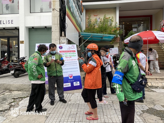 Sài Gòn sáng ngày đầu tiên nới lỏng giãn cách: Hàng quán mở lại nhưng thưa thớt, người dân đổ ra đường đi mua đồ ăn - Ảnh 10.