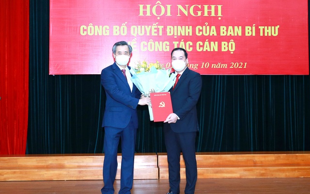 Phó Trưởng Ban Tổ chức Trung ương Nguyễn Quang Dương trao Quyết định của Ban Bí thư Trung ương Đảng cho ông Hồ Xuân Trường.