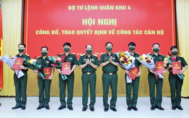 Trung tướng Trần Võ Dũng, Bí thư Đảng ủy, Chính ủy Quân khu 4 và Thiếu tướng Hà Thọ Bình, Phó Tư lệnh, Tham mưu trưởng Quân khu 4 trao quyết định và chúc mừng các đồng chí được điều động, bổ nhiệm chức vụ mới.