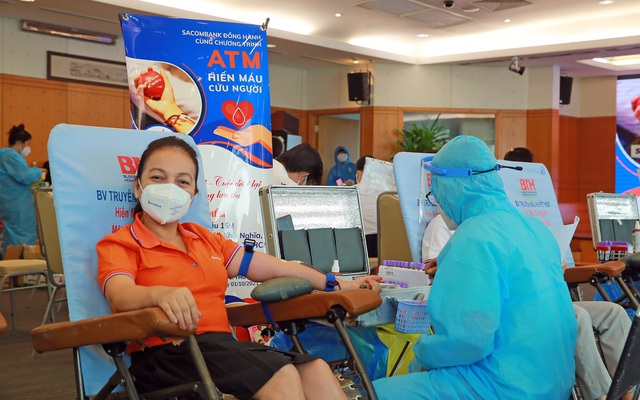 Tổng giám đốc Sacombank Nguyễn Đức Thạch Diễm tham gia ATM hiến máu cứu người