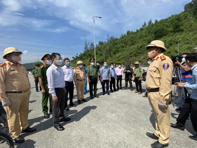 Bí thư Đà Nẵng đến hầm Hải Vân, phát tiền hỗ trợ cho người dân về quê - Ảnh 1.