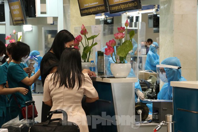 Hành khách mặc bảo hộ kín mít đến sân bay Tân Sơn Nhất ngày đầu thí điểm bay nội địa  - Ảnh 11.