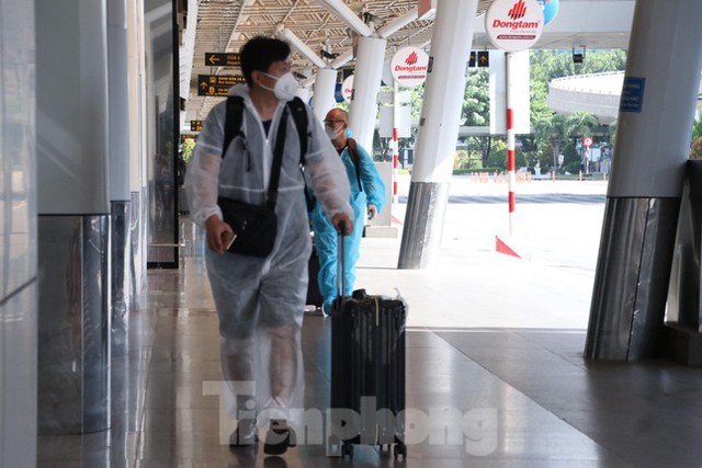 Hành khách mặc bảo hộ kín mít đến sân bay Tân Sơn Nhất ngày đầu thí điểm bay nội địa  - Ảnh 12.