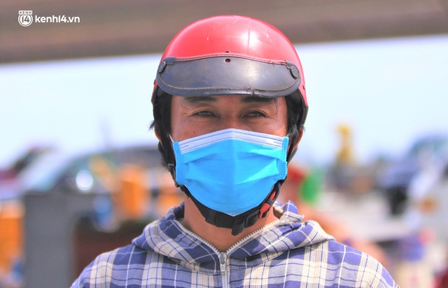 Những đôi mắt đỏ hoe trên chuyến xe miễn phí đưa đồng bào hồi hương: “Nghĩ lại đoạn đường vượt mưa gió đã qua mà tôi rợn người” - Ảnh 6.