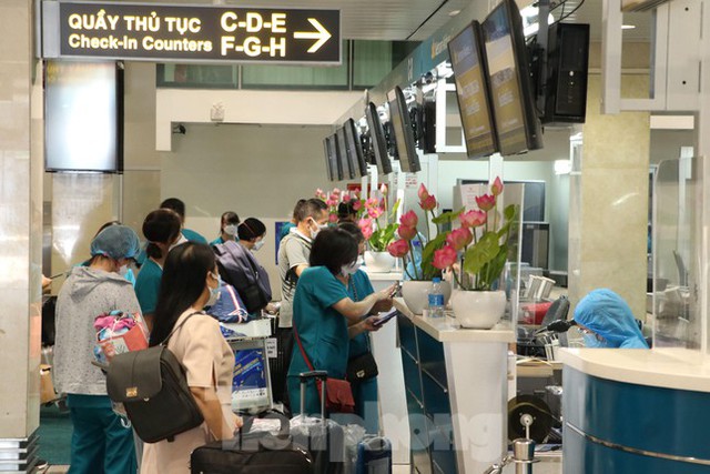 Hành khách mặc bảo hộ kín mít đến sân bay Tân Sơn Nhất ngày đầu thí điểm bay nội địa  - Ảnh 9.