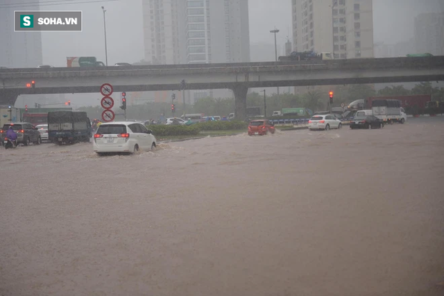 Hà Nội: Đại lộ Thăng Long - Vành đai 3 ngập nghiêm trọng, ô tô đi trong biển nước - Ảnh 2.