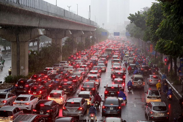 Hà Nội mưa rét sáng đầu tuần, người dân chôn chân giữa đường do giao thông ùn tắc - Ảnh 2.