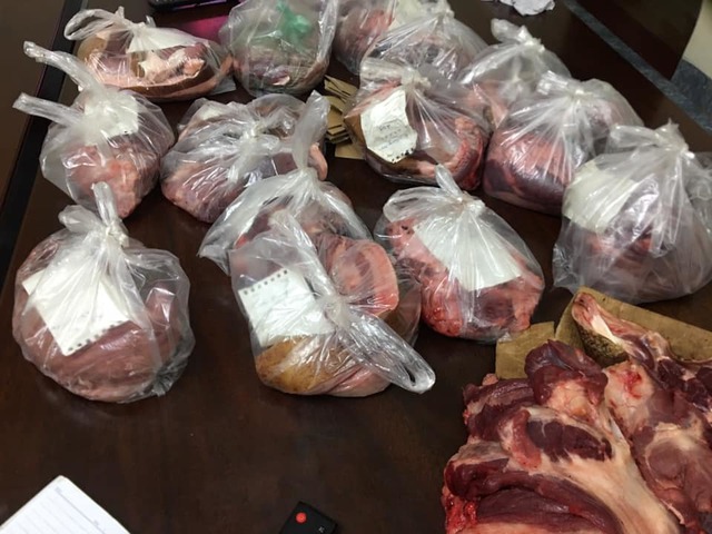 Xót lợn nuôi bán lỗ thê thảm, đi chợ phải mua thịt giá cao, chủ nuôi tự tay mổ lợn bán - Ảnh 2.