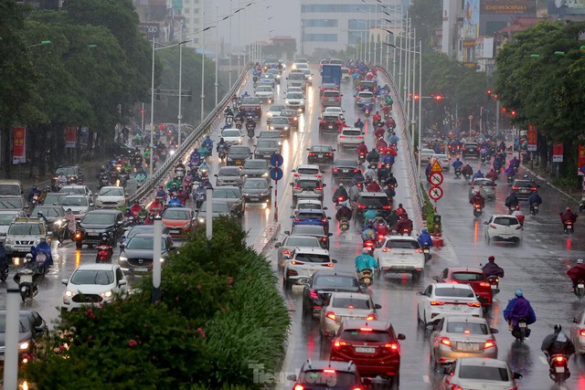 Hà Nội mưa rét sáng đầu tuần, người dân chôn chân giữa đường do giao thông ùn tắc - Ảnh 7.