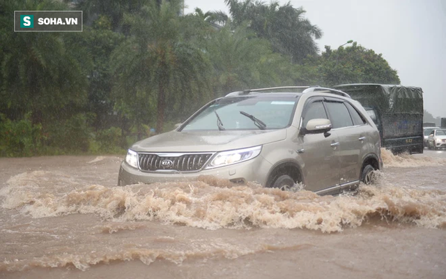 Hà Nội: Đại lộ Thăng Long - Vành đai 3 ngập nghiêm trọng, ô tô đi trong 'biển nước'