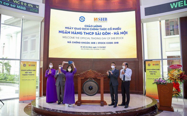 SHB chính thức giao dịch trên sàn HSX từ 11/10. Bà Ngô Thu Hà, Phó TGĐ SHB đại diện ngân hàng đánh cồng tại lễ chào sàn.