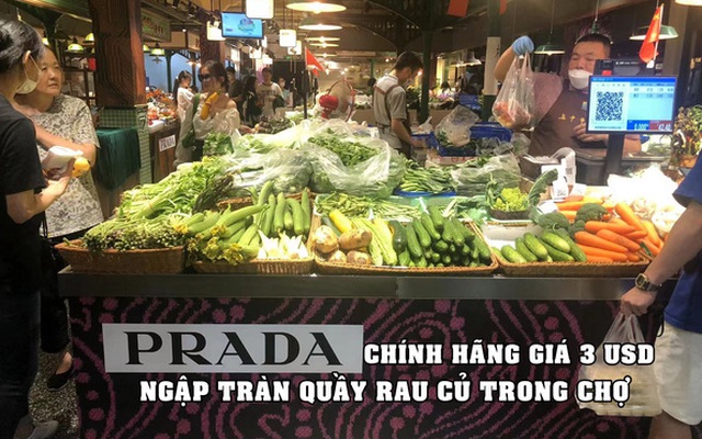 Chiến dịch marketing ‘xâm chiếm’ của Prada: Phân phối túi chính hãng giá 3 USD trong chợ, người dân ùn ùn kéo đến ‘check-in’, mua hàng