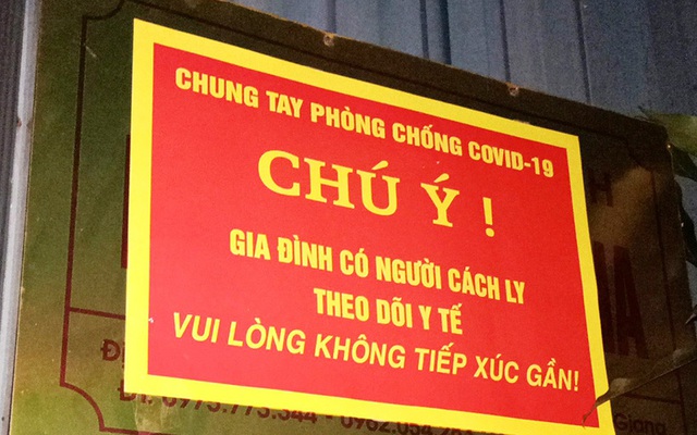 Ảnh minh họa một biển được treo trước cửa nhà người dân phải cách ly phòng, chống dịch covid-19.