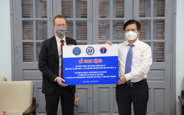 Lễ trao tặng 77 tủ lạnh âm sâu để bảo quản vaccine Pfizer do Chính phủ Hoa Kỳ tài trợ thông qua Bộ Quốc phòng Hoa Kỳ. Ảnh: VGP