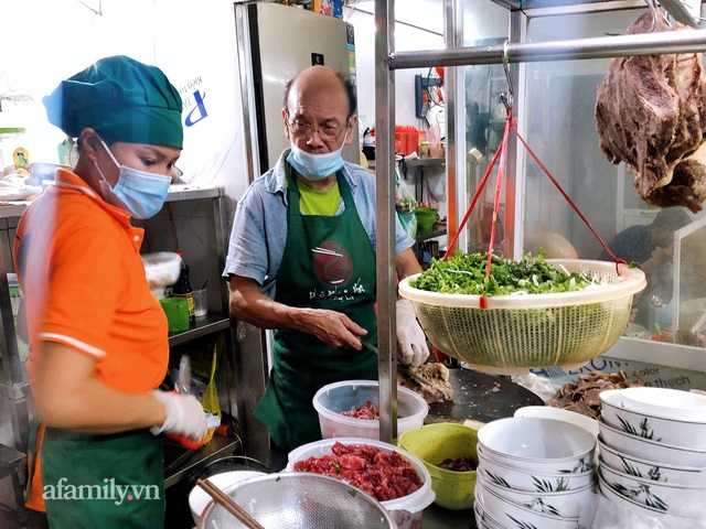 “Ơn giời” bát Phở sáng được ăn tại chỗ nóng hổi sau nhiều ngày xa cách là đây!! - Ảnh 8.