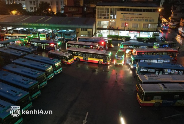 Hà Nội: Xe buýt, taxi hối hả chuẩn bị cho ngày đầu được hoạt động, đón khách trở lại - Ảnh 1.