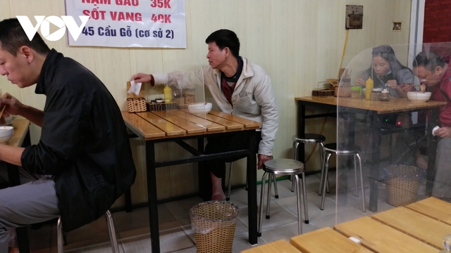  Hàng quán ở Hà Nội phục vụ khách tại chỗ: Người hy vọng, kẻ tiếc nuối  - Ảnh 1.