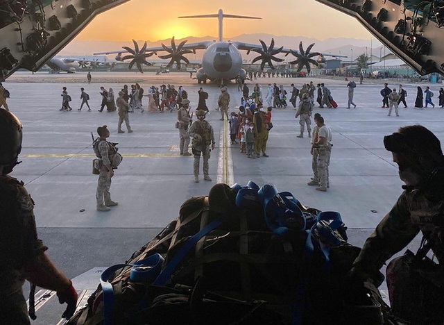 Không quân Mỹ tiết lộ chuyện động trời ở sân bay Kabul - Ảnh 2.