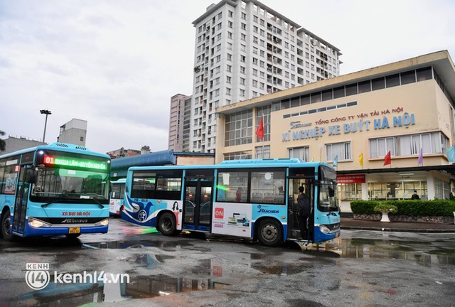 Hà Nội: Xe buýt, taxi hối hả chuẩn bị cho ngày đầu được hoạt động, đón khách trở lại - Ảnh 12.