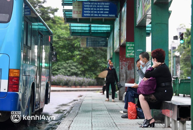 Hà Nội: Xe buýt, taxi hối hả chuẩn bị cho ngày đầu được hoạt động, đón khách trở lại - Ảnh 13.