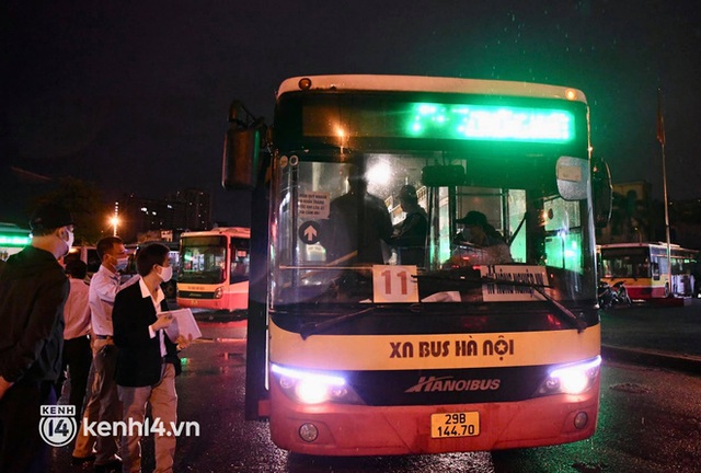 Hà Nội: Xe buýt, taxi hối hả chuẩn bị cho ngày đầu được hoạt động, đón khách trở lại - Ảnh 3.