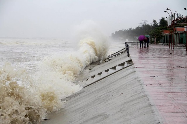  Bão số 8: Sóng cao 5m đang đánh vào bờ biển Nghệ An, hàng trăm khối đất đá sạt lở, đổ xuống quốc lộ - Ảnh 8.