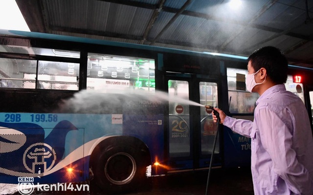 Hà Nội: Xe buýt, taxi hối hả chuẩn bị cho ngày đầu được hoạt động, đón khách trở lại