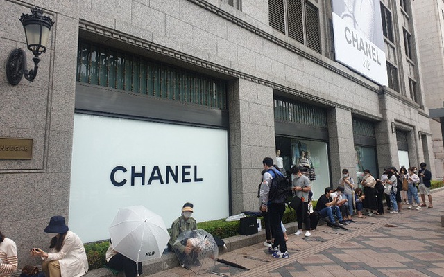"Giải điền kinh Chanel mở rộng" tại Hàn: Cuộc đua mỗi người 1 chiếc túi cho tới màn "thiết quân luật" từ nhà mốt