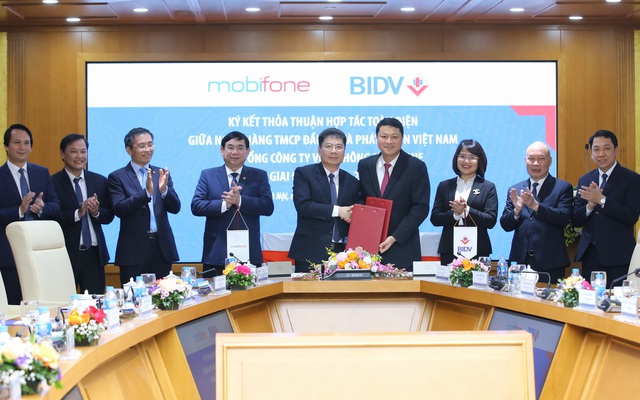 Ông Lê Ngọc Lâm, TGĐ BIDV (phải) và ông Tô Mạnh Cường, TGĐ TCty Mobifone (trái) đại diện ký Thỏa thuận hợp tác toàn diện giai đoạn 2021-2026
