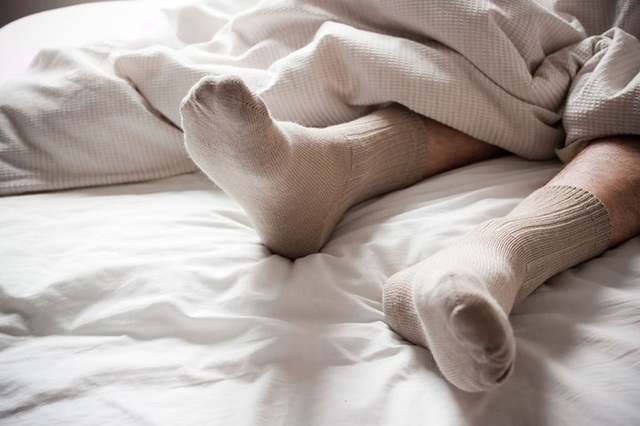 Mang tất đi ngủ: Phương pháp tưởng vớ vẩn nhưng cực kỳ khoa học giúp chữa mất ngủ sau tuổi 45, tuy nhiên, muốn hiệu quả hãy lưu ý điều này - Ảnh 2.
