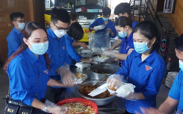 Các tình nguyện viên chuẩn bị suất cơm cho 1 khu vực cách ly ở TP Đông Hà