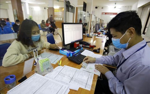 Người lao động đến làm thủ tục bảo hiểm thất nghiệp tại Trung tâm Dịch vụ việc làm Hà Nội. Ảnh: Anh Tuấn/TTXVN
