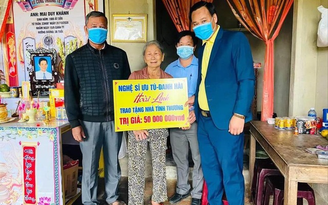 Đoàn từ thiện của nghệ sỹ Hoài Linh trao tặng nhà tình thương cho hộ dân tại xã Quế An, tại huyện Quế Sơn. Ảnh do Uỷ ban MTTQ Việt Nam huyện Quế Sơn cung cấp.