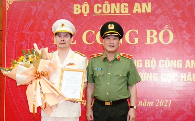 Thiếu tướng Lê Văn Hải trao quyết định và chúc mừng Thượng tá Vũ Thành Hưng. Ảnh: VGP
