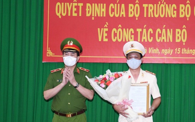 Thứ trưởng Lê Quốc Hùng trao quyết định và chúc mừng Đại tá Trần Xuân Ánh.