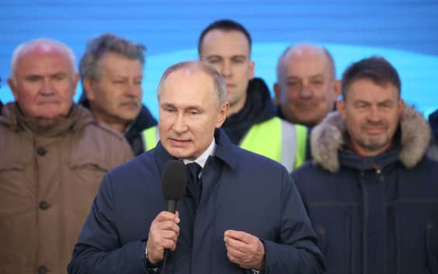 Ngày 24/12/2019, Tổng thống Nga Vladimir Putin phát biểu trong cuộc gặp gỡ với công nhân tại ga đường sắt Taman, gần Anapa, Nga sau khi những công nhân này lái tàu qua cây cầu nối giữa Nga và Bán đảo Crimea. (Ảnh: Mikhail Svetlov | Getty Images News | Getty Images)