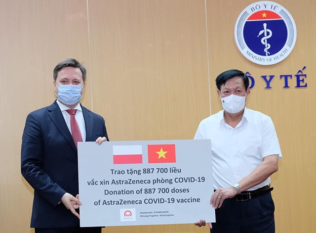 Việt Nam tiếp nhận gần 2 triệu liều vaccine AstraZeneca từ Ba Lan và Hàn Quốc - Ảnh 2.