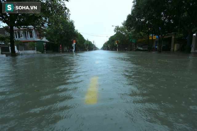  Ô tô, xe máy bì bõm bơi trong biển nước trên phố sau cơn mưa lớn xuyên đêm  - Ảnh 1.