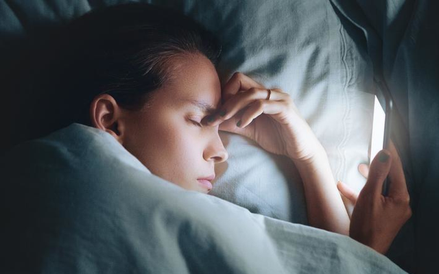  4 thói quen xấu trước khi đi ngủ khiến gan bị tổn thương nghiêm trọng, thực hiện 4 điều này giúp dưỡng gan  - Ảnh 2.