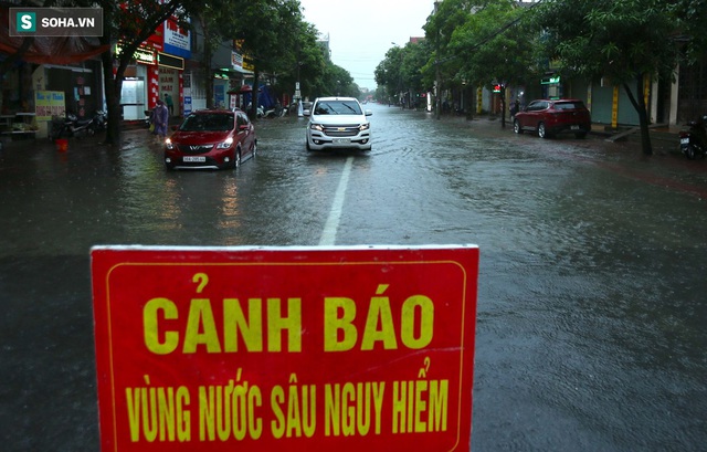  Ô tô, xe máy bì bõm bơi trong biển nước trên phố sau cơn mưa lớn xuyên đêm  - Ảnh 3.