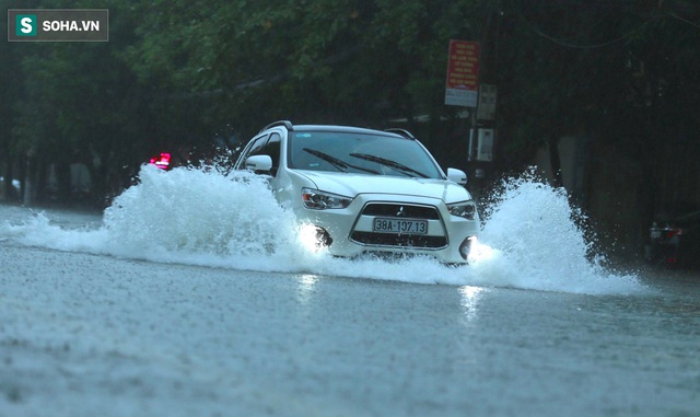  Ô tô, xe máy bì bõm bơi trong biển nước trên phố sau cơn mưa lớn xuyên đêm  - Ảnh 4.
