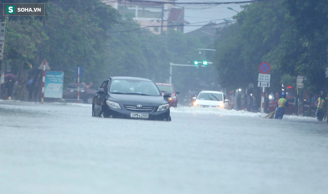  Ô tô, xe máy bì bõm bơi trong biển nước trên phố sau cơn mưa lớn xuyên đêm  - Ảnh 5.