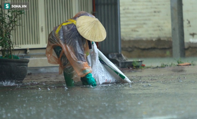  Ô tô, xe máy bì bõm bơi trong biển nước trên phố sau cơn mưa lớn xuyên đêm  - Ảnh 7.