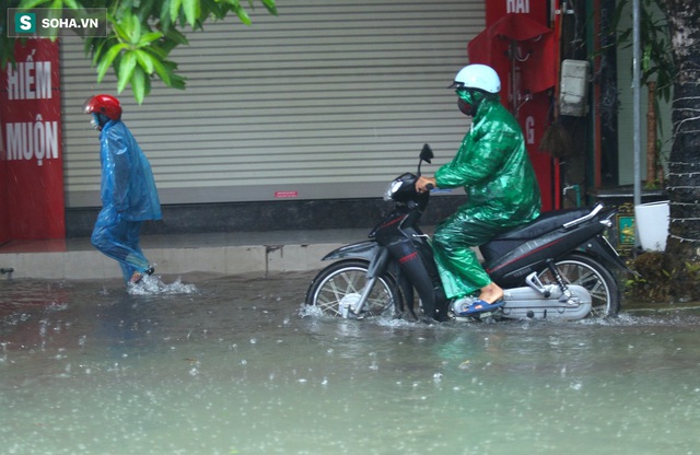  Ô tô, xe máy bì bõm bơi trong biển nước trên phố sau cơn mưa lớn xuyên đêm  - Ảnh 8.