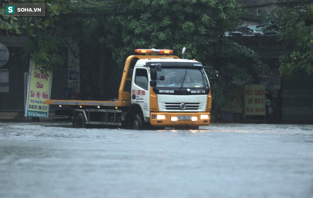  Ô tô, xe máy bì bõm bơi trong biển nước trên phố sau cơn mưa lớn xuyên đêm  - Ảnh 9.