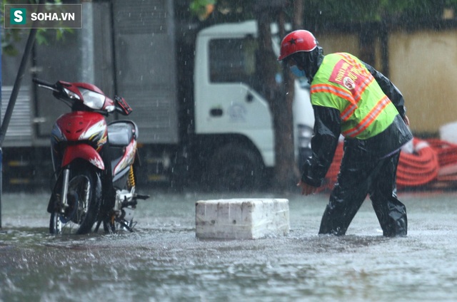  Ô tô, xe máy bì bõm bơi trong biển nước trên phố sau cơn mưa lớn xuyên đêm  - Ảnh 10.
