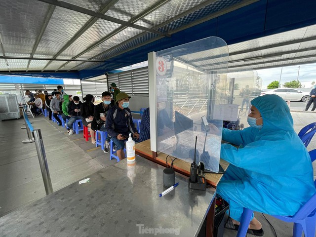 Người dân xếp hàng chờ khai báo y tế để vào Quảng Ninh - Ảnh 2.